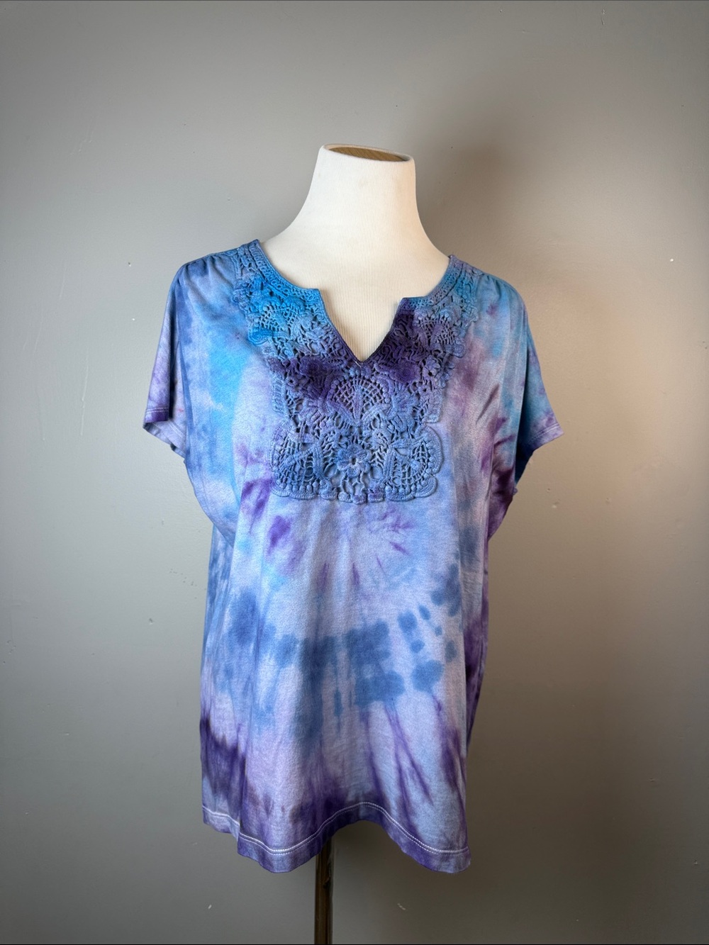 Tie-Dye Crochet Yoke V-Notch Short Sleeve Top - Purple/Blue